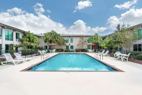 Ramada by Wyndham Luling - Piscine