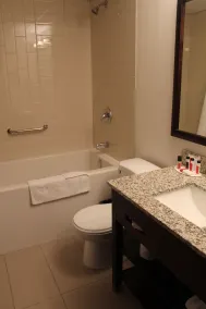 Ramada Plaza by Wyndham Regina Downtown - Bathroom