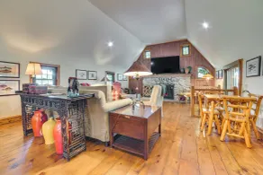 9 Mi to Boyne Resort! Farmhouse Near Town & Lake - Innvendig