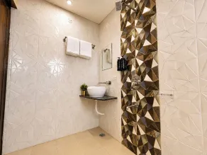 Rukmani inn hotel near prem mandir - Baño