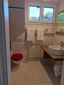 Charming Family House in Herrliberg with Garden Views - Badeværelse