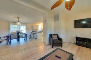 9 Mi to Ecu: Pet-friendly Greenville Home w/ Deck - Interiør