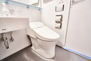 &AND HOSTEL HOMMACHI EAST - Bathroom
