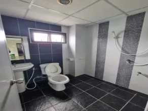 OYO 75504 Ratchapruek Apartment Angthong - Badeværelse
