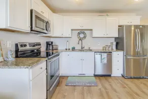 Walk to Beach & Pier: Quiet Retreat in Surf City - Intérieur
