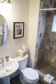 Yamnuska Suites - Bathroom