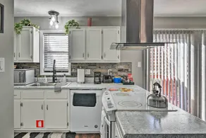 Updated Fayetville Townhome-Away-From-Home w/ Yard - Interior