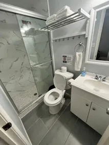 Clover 2900 - Apartment and Rooms with Private Bathroom near Washington Ave South Philly - Badeværelse