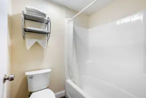 Econo Lodge West Yarmouth-Hyannis Cape Cod - Salle de bain