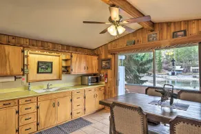 Flathead Lake Waterfront Cabin w/ Dock & Kayaks - Innenbereich