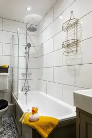 Dream Stays Bath - Trim Street Townhouse with Hot tub - Bathroom