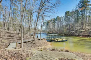 Lake Hartwell Getaway w/ Private Dock + Fire Pit! - Innvendig