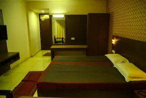 Iroomz Hotel Pawan - Room