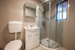 Saltline Bondi Stays Garden Apartment in Centre of Bondi - Baño