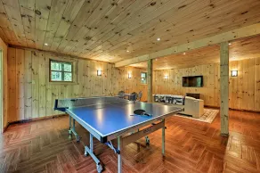 Private Chester Home w/ Deck, Mins to Skiing! - Innenbereich
