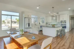Pool + Lakefront: Upscale Glendale Getaway - Innvendig