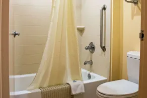 Rodeway Inn & Suites Clarksville near Governors Square Mall - Salle de bain