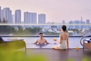 Oakwood Residence Saigon - Piscina