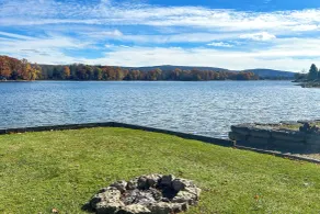 Family Friendly! Lakefront Tully Getaway w/ Porch - Interiör