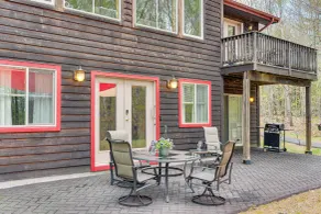 Fire Pit & Forest Views: Lakes Region Retreat - Interiör
