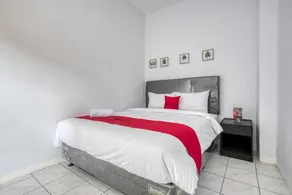 RedDoorz Plus near Jakarta Kota Station - Værelse