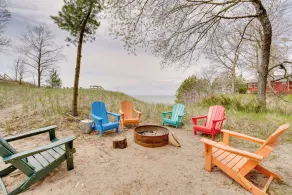 Beachfront Lake Michigan Cottage: Fire Pit & Deck - Interiør