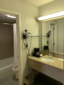 Pigeon Forge Parkway Inn - Bathroom