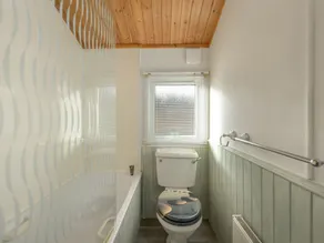 Oaks One - Bathroom