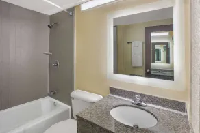 Howard Johnson by Wyndham Oklahoma City OKC Airport, Fairgrounds, I40 - Salle de bain