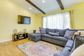 Vibrant Westerly Home w/ Private Pool & Yard! - Innenbereich