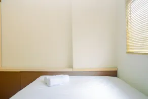 Fully Furnished and Cozy 2BR at Green Pramuka City Apartment - Habitación