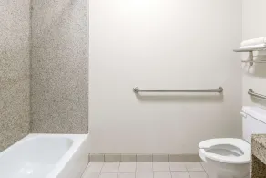 Super 8 by Wyndham Alvarado - Salle de bain