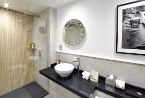 The Rutland Hotel & Apartments - Bathroom