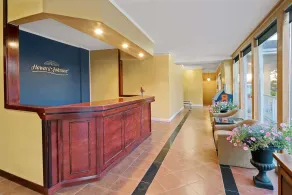 Howard Johnson by Wyndham Lindsay - Hall