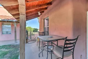 Eloy Desert Oasis w/ Courtyard & Pool Access! - Interiør
