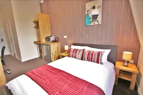 Central Hotel Gloucester by RoomsBooked - Room