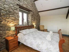 Llwyngwinau Isaf Barn - Rom