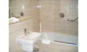Casey's Hotel - Bathroom