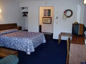Tall Pines Motel - Room