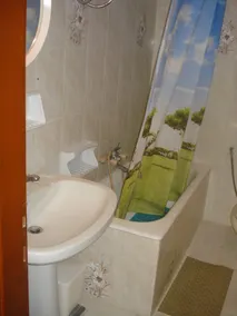Georgina Apartments-pool-river-sea 5' - Bathroom