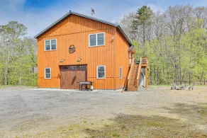 Fire Pit + Beach Access: Quiet Northville Retreat - Innvendig