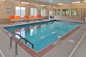 Holiday Inn Express Hotel & Suites Cincinnati-Blue Ash by IHG - Piscina