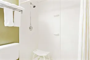 Super 8 by Wyndham Eureka/Six Flags Nearby - Salle de bain