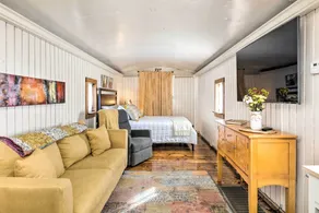 Unique Joplin Gem: Converted Train Car Studio - Interior