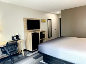 Super 8 by Wyndham Cedar Rapids - Room