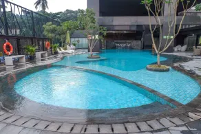 Luxurious 1BR at L'Avenue Apartment near Sampoerna Universitas By Travelio - Pool