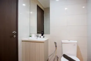 Comfy Studio Ciputra International Apartment By Travelio - Baño