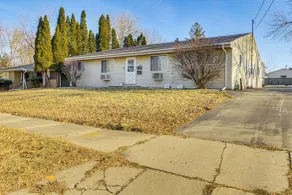 2 Mi to Dwtn Green Bay: Ideally Located Townhome! - Interior