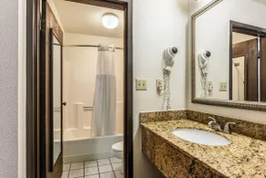 Quality Inn Tupelo Central - Salle de bain