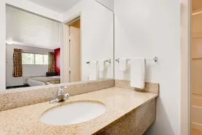Ramada by Wyndham Cleveland Airport West - Salle de bain